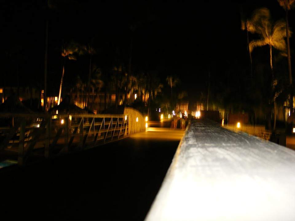 Abendlicher Blick vom Strand Richtung Anlage Grand Sirenis Punta Cana Resort & Aquagames