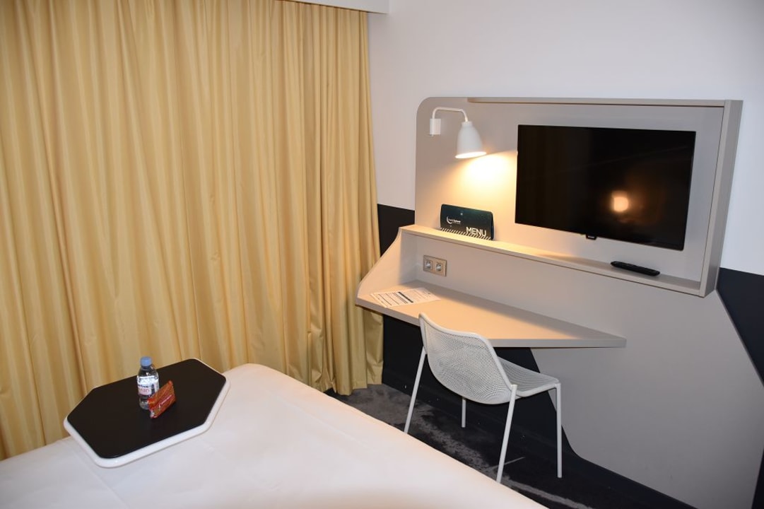 TV, Tisch ibis Styles Paris CDG Airport Roissy