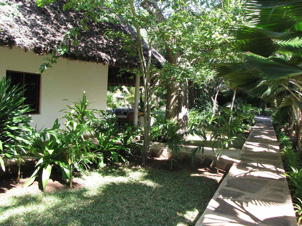 Weg zum Bungalow Hotel Karibuni Rafiki Beach Resort