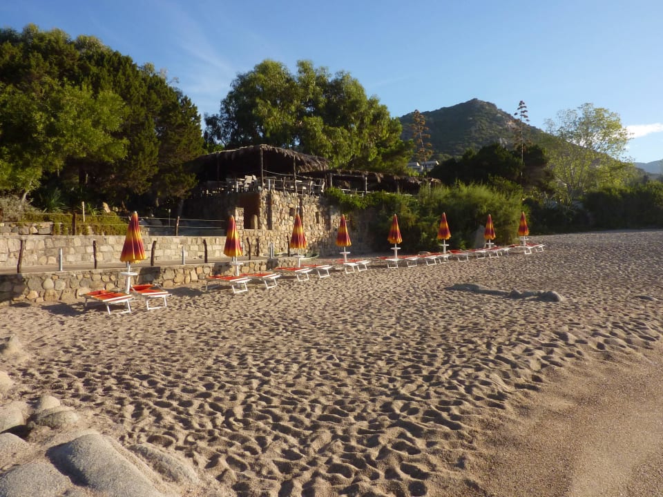 Liegestühle und Schirme des Hotels Hotel & Residence Abbartello