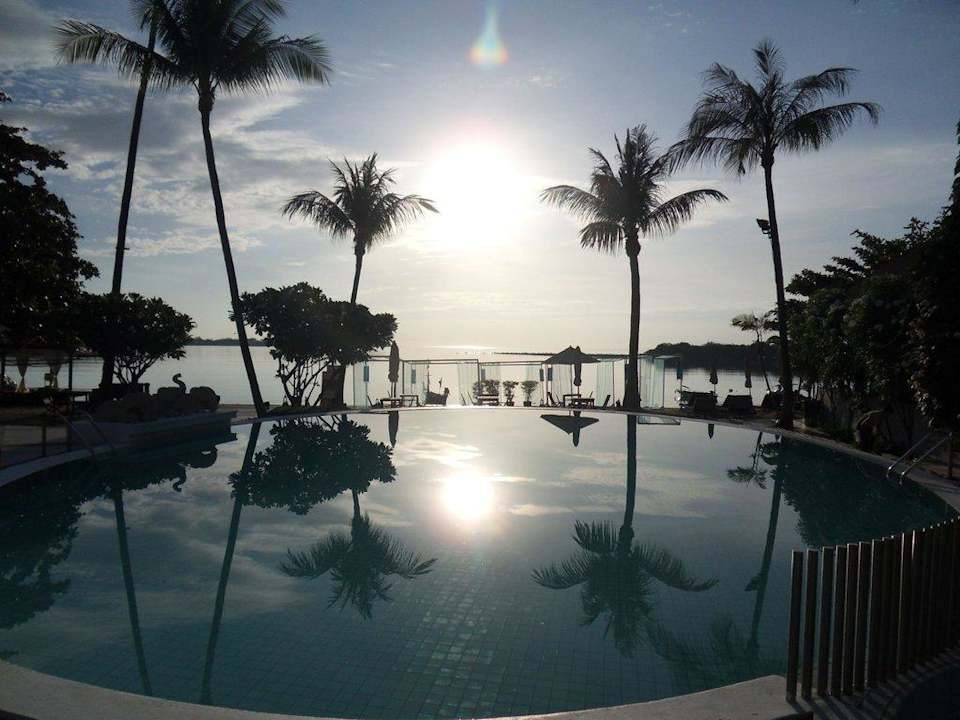 Blick über den Pool zum Strand morgens 6:30 Iyara Beach Hotel