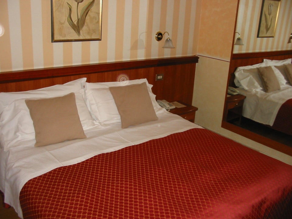 Gut gebettet - eine Decke! Hotel Ambasciatori