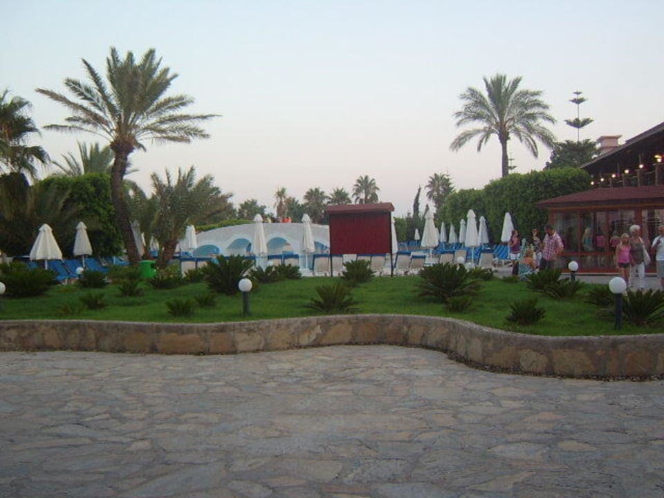 Weg zum Hauptrestaurant und Pool Club Grand Side