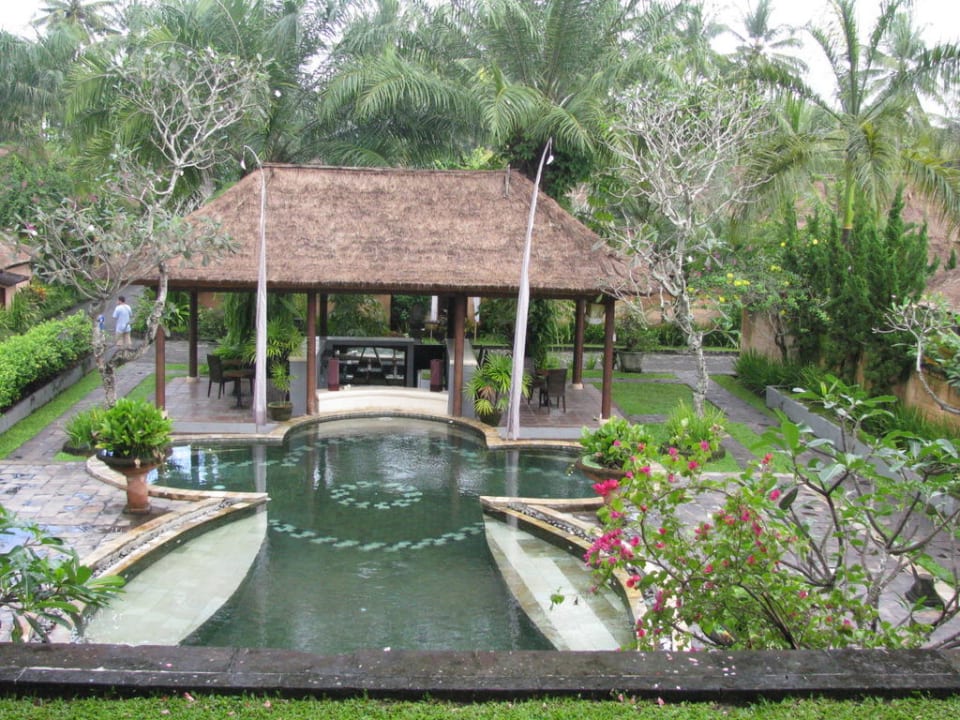 Pool und Poolbar Furama Villas & Spa Ubud