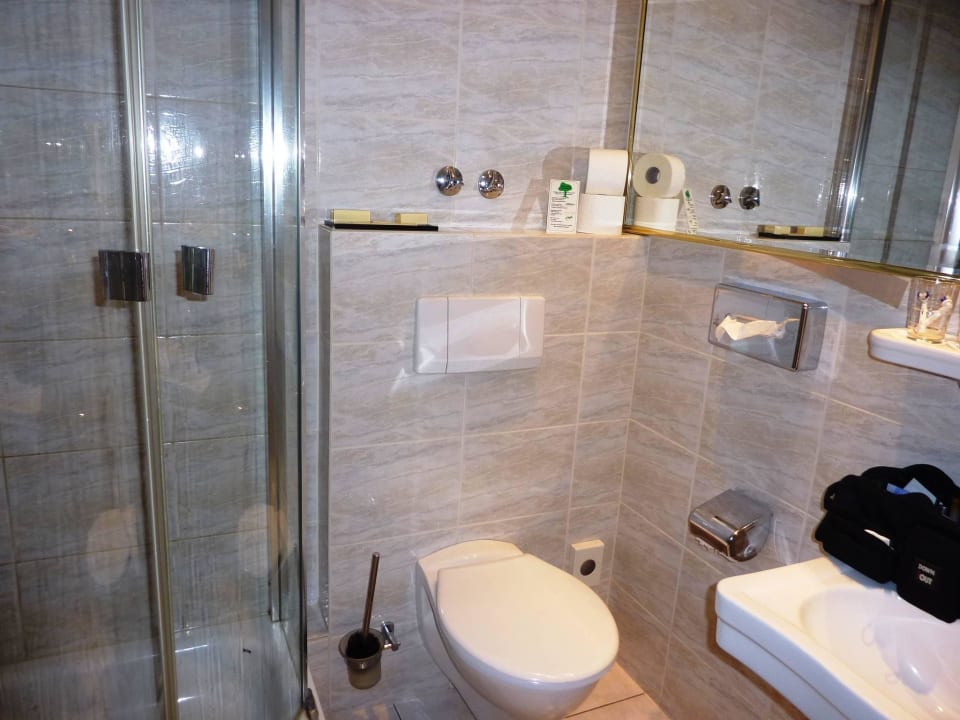 Modernes Bad mit Infrarot an der Decke Hotel Schepers