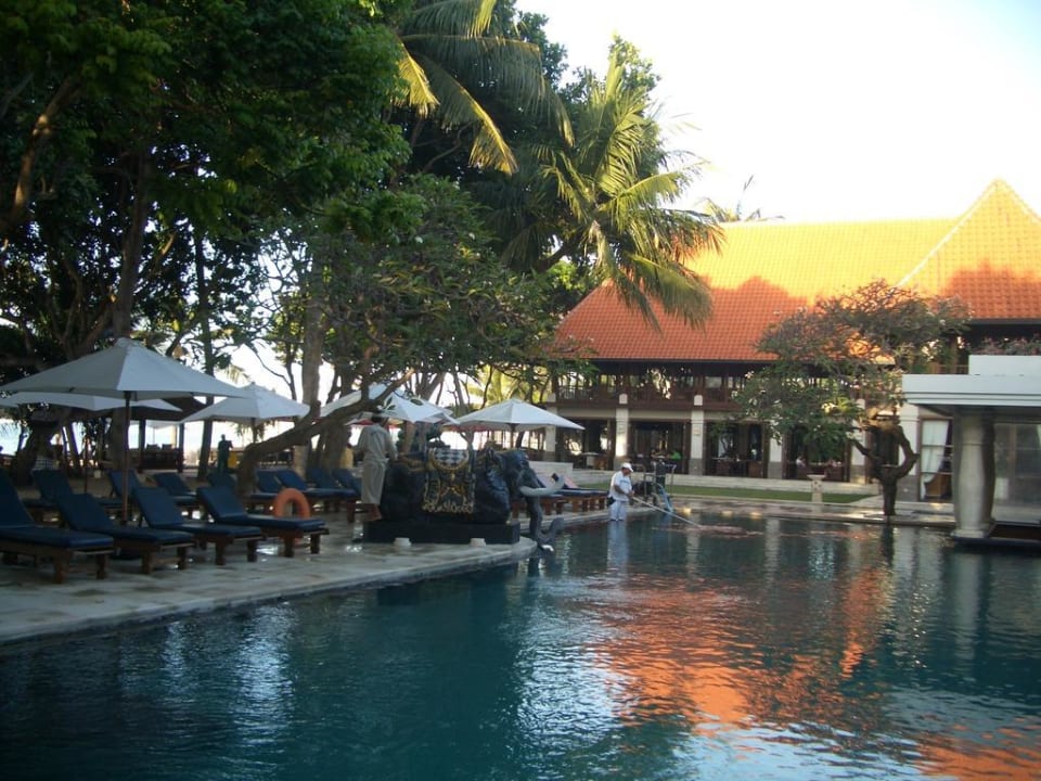 Blick auf Pool und Restaurant Puri Santrian