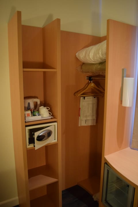 Kein geschlossener Schrank, sondern nur offene Regale und ei ibis Hotel Ankara Airport