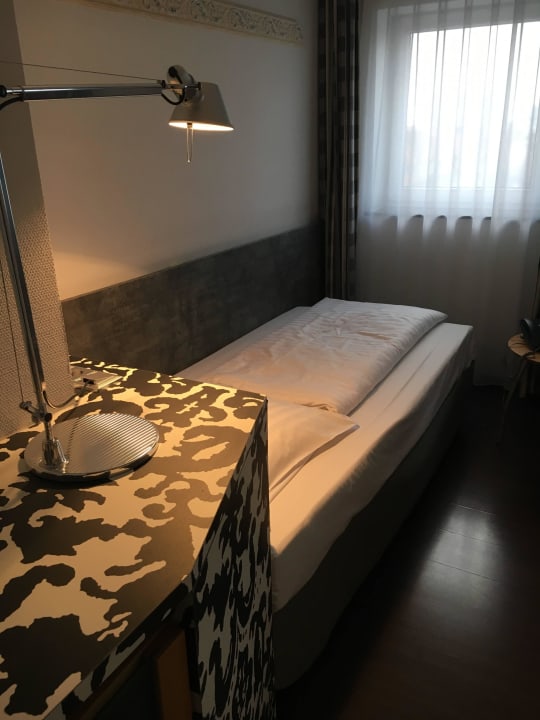 Zimmer 815 - Blick auf's Bett Hotel Amadeus