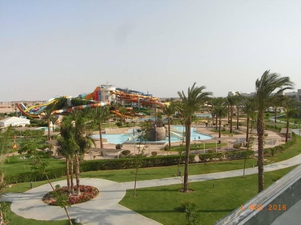 Ausblick vom Ruhebereich auf die Hotelanlage Jaz Aquaviva