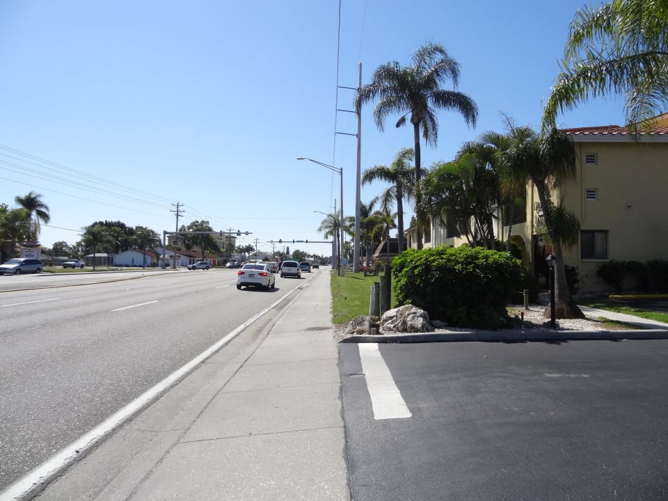 Hauptstraße vor dem Motel Casa Loma Motel on the Waterfront