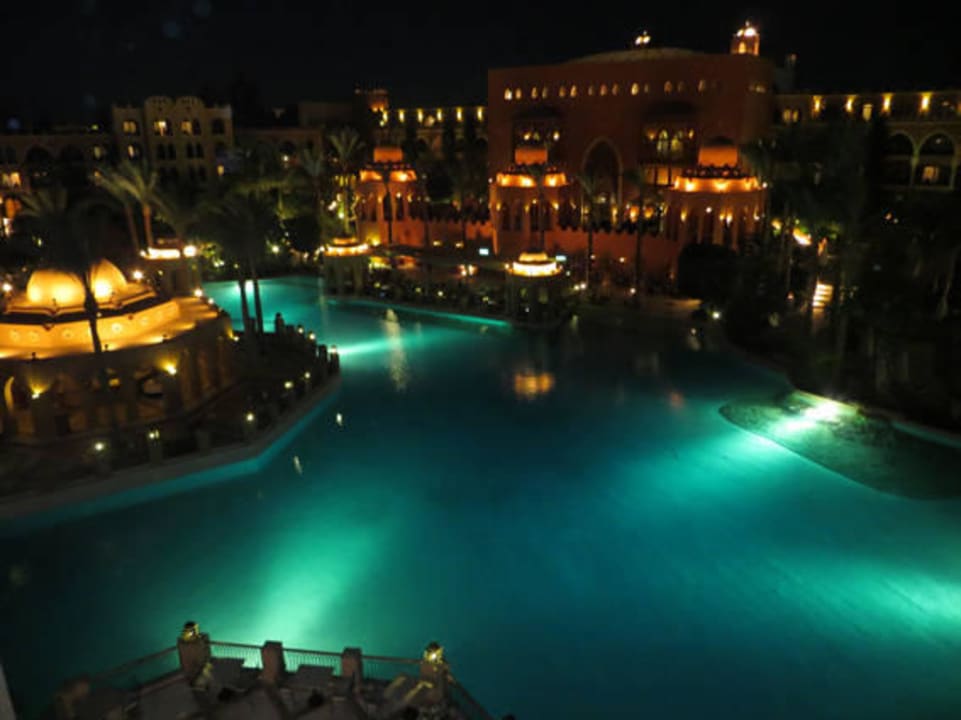 Poolblick abends vom Discovery Makadi Palace