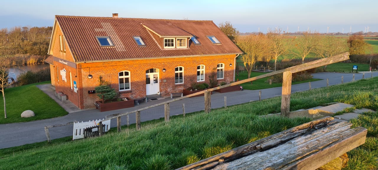 Außenansicht Ferienhaus Hemenswarft direkt an der Nordsee mit Meerblick