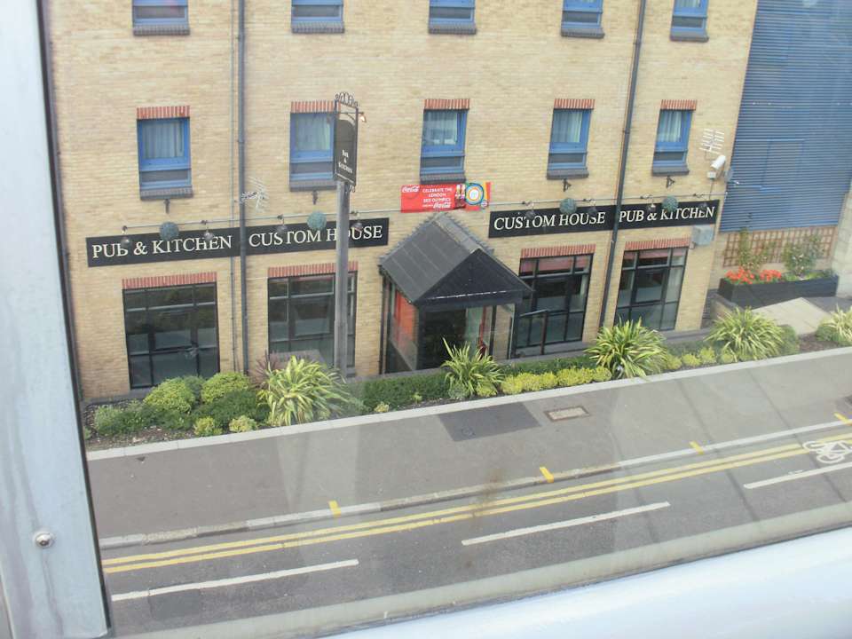 Blick von der DLR Station zum Pub ibis Styles London Excel