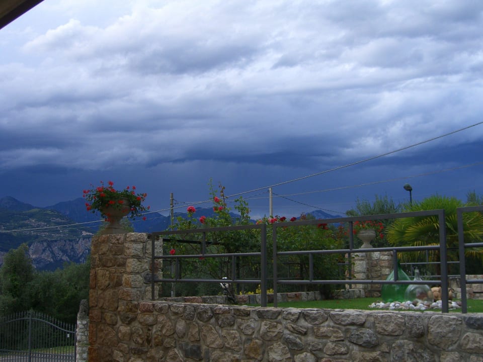 Außenanlage bei markantem Wetter Hotel Due Leoni Residence