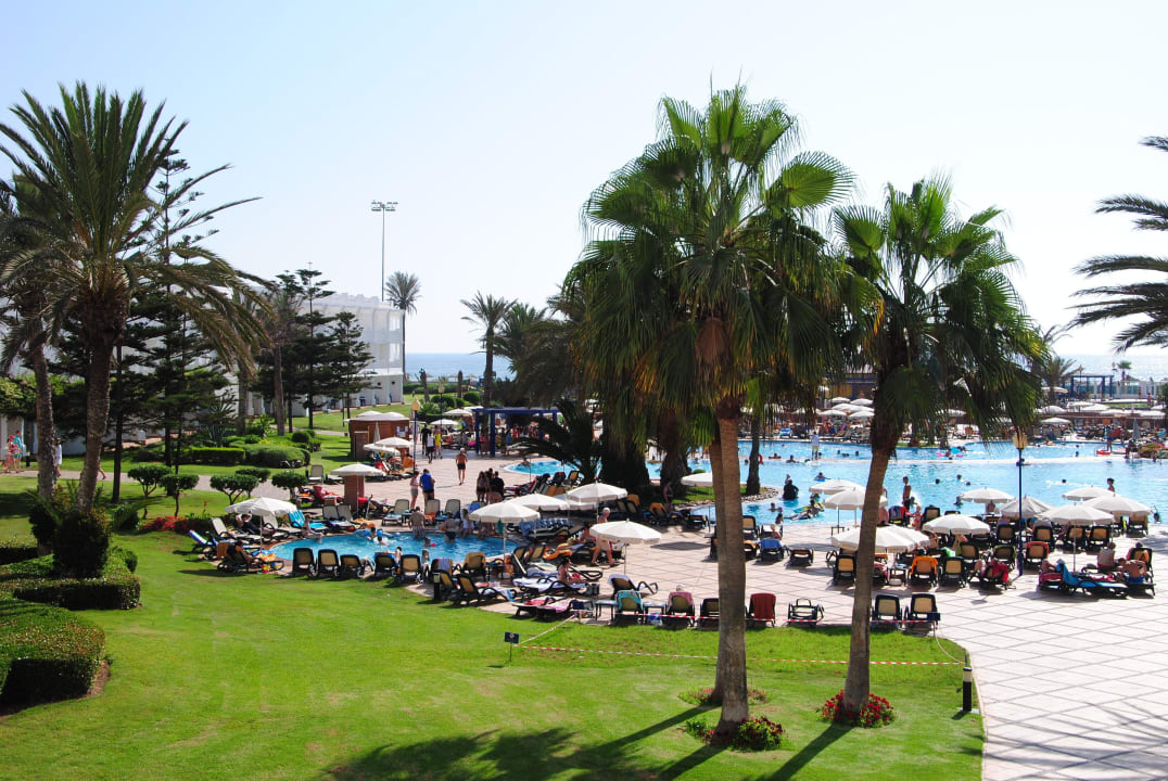 Widok na basen i ogród Iberostar Waves Founty Beach