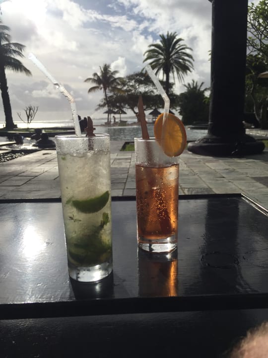 Sunsetdrink am Hautpool Shanti Maurice Resort & Spa