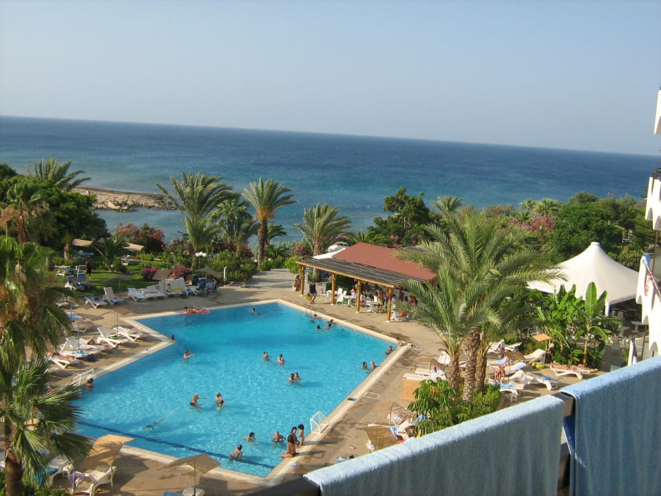 Vom Balkon über Pool aufs Meer Crystal Springs Beach Hotel