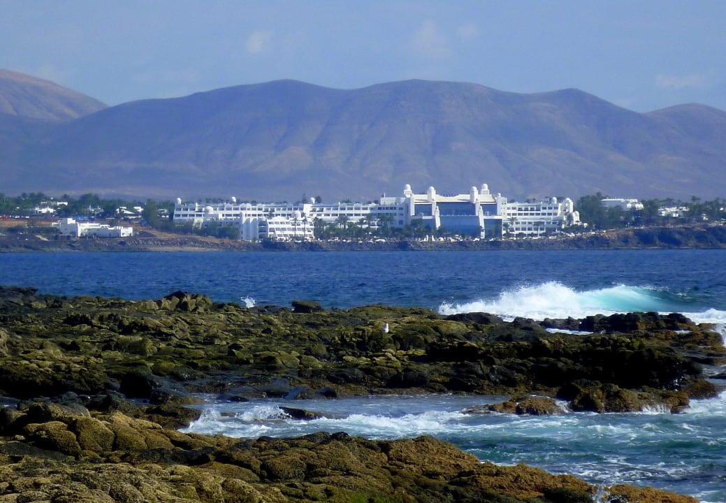 Hotelanlage vom Leuchtturm aus gesehen H10 Timanfaya Palace - Adults only
