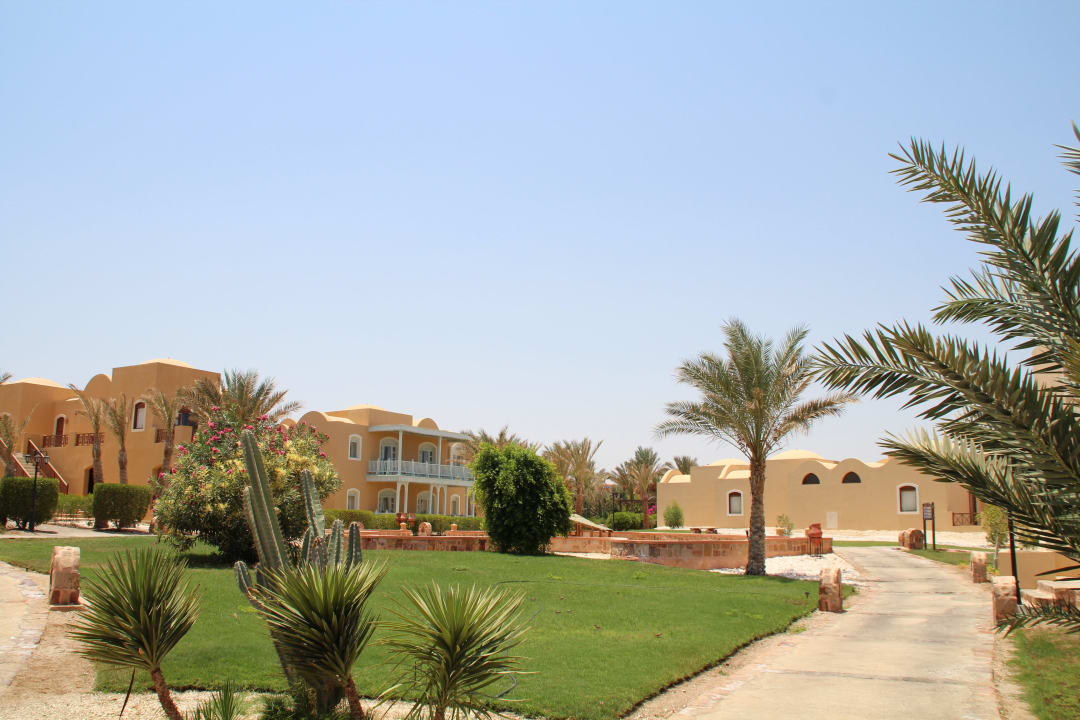 Weg zu den Bungalows Radisson Blu Resort, El Quseir