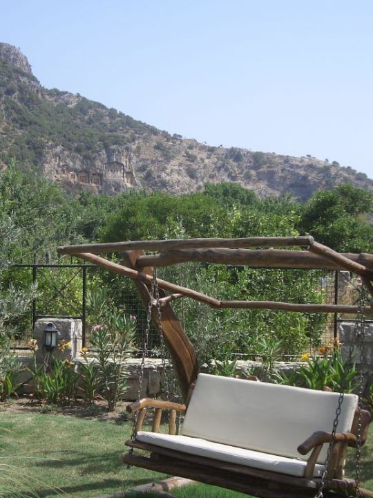 Blick aus dem Garten auf die Felsengräber Dalyan Resort