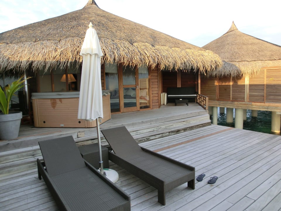 Terrasse mit Liege Kuramathi Maldives