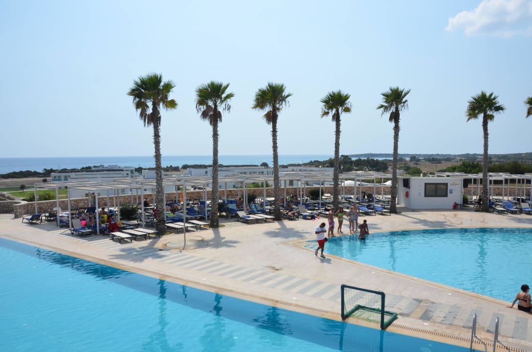 Links Sportbecken - rechts Hauptpool Atlantica Plimmiri