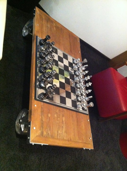 Großes Schachspiel in der Lobby Hotel City Krone