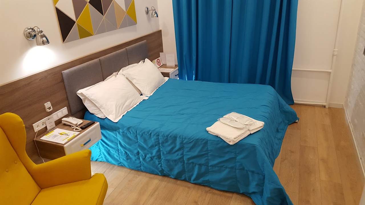 Doppelbett mit vier Kopfkissen. Partner Guest House Baseina Street