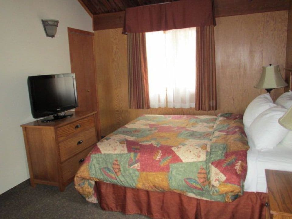 Bett / TV Hotel Coast Pyramid Lake Resort