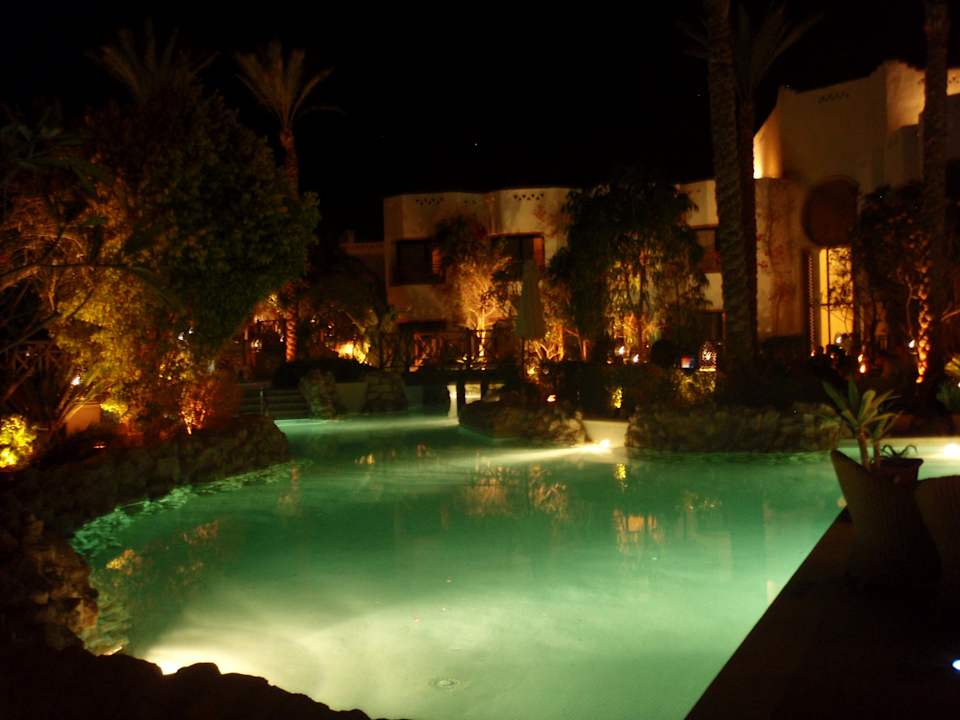 Poolanlage bei Nacht Ghazala Gardens