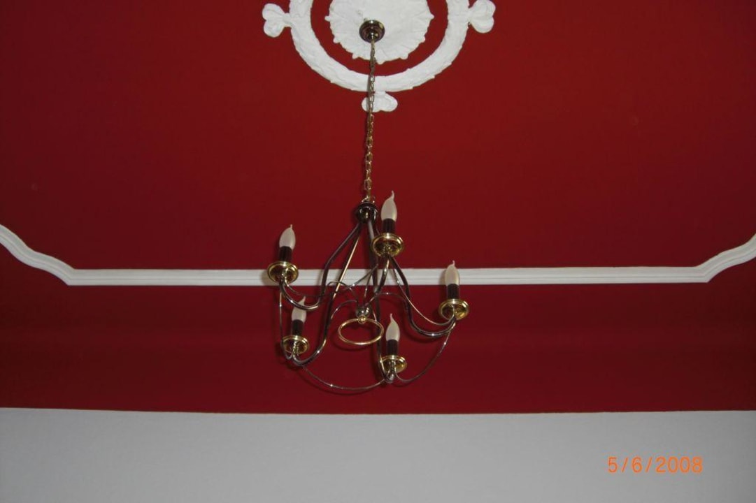 rote Zimmerdecke mit Stuck Hotel Midi Inn City West am Kurfüstendamm