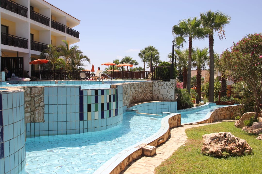 Kaskadenpool am Hauptgebäude Atlantica Aeneas Resort