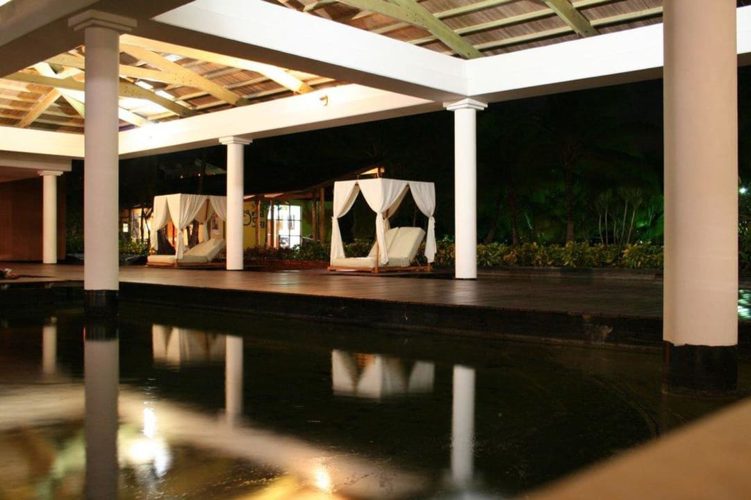 Loungebereich vor dem Casino Catalonia Punta Cana - All Inclusive