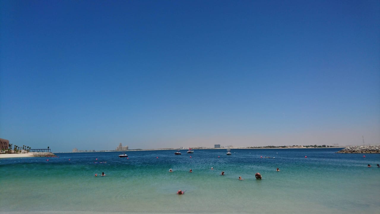 Blick vom Strand aufs Meer  DoubleTree by Hilton Resort & Spa Marjan Island