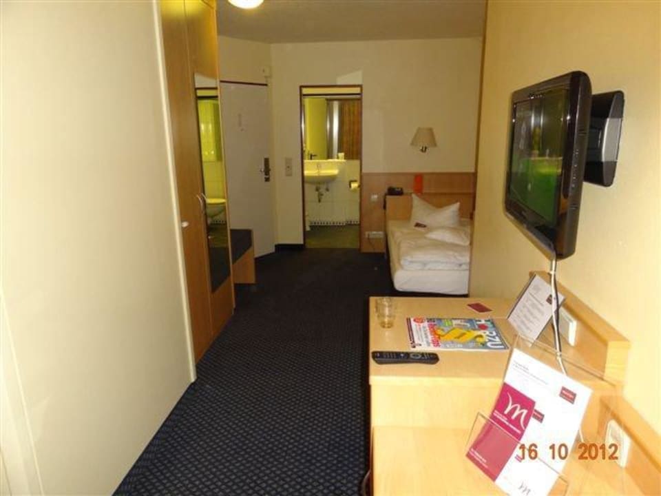 Bereich: Bett, Bad, TV Ecke und links der große Schrak Mercure Hotel am Entenfang Hannover