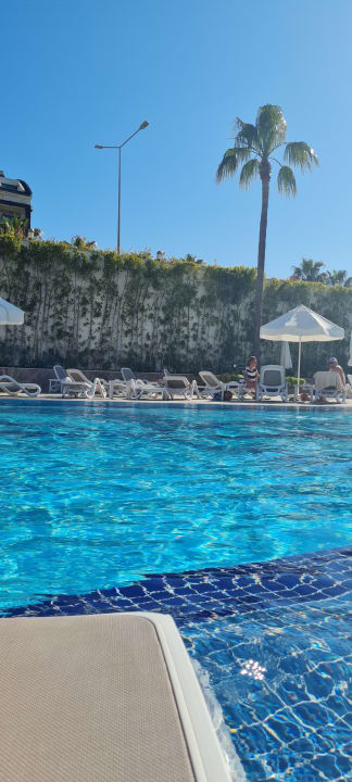 Pool Mary Hotel Side