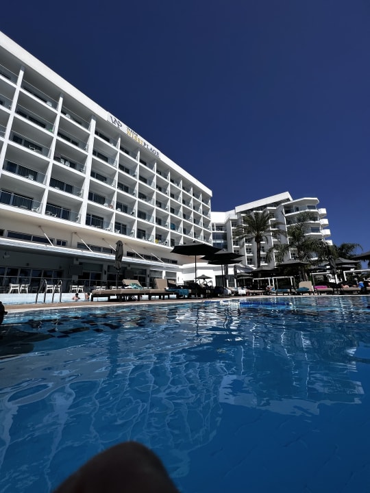 Außenansicht Hotel Vassos Nissi Plage