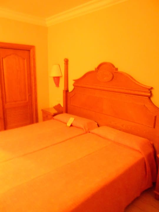 Bett, Schrank mit Safe Hotel Riu Palace Palmeras