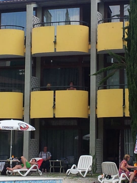 Außenansicht vom Pool aus Hotel Royal & Hotel Palme & Suite