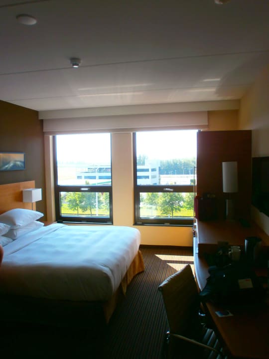 Bett vor Fenster Hyatt Place Amsterdam Airport