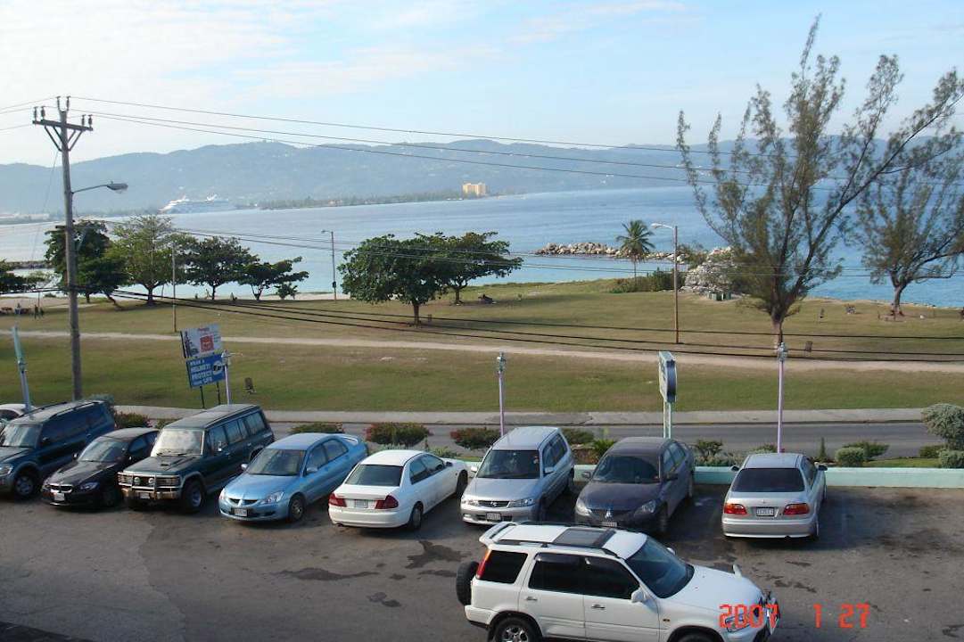 Parkplatz und Park mit Strand vor dem Hotel Hotel The Wexford