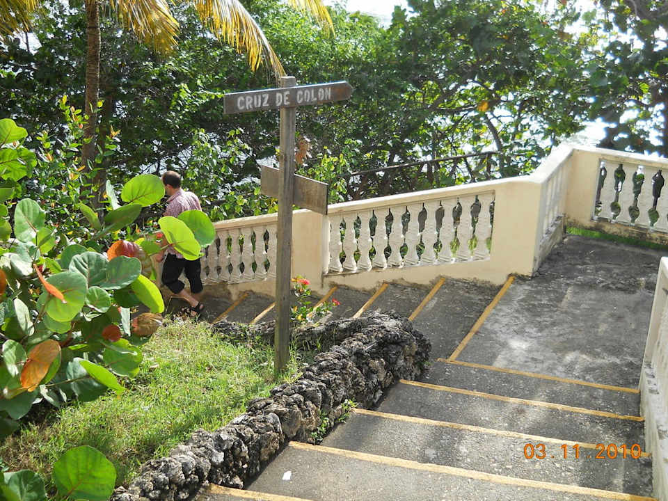 Aussichtsplattform mit Treppen zum Strand Hotel Porto Santo