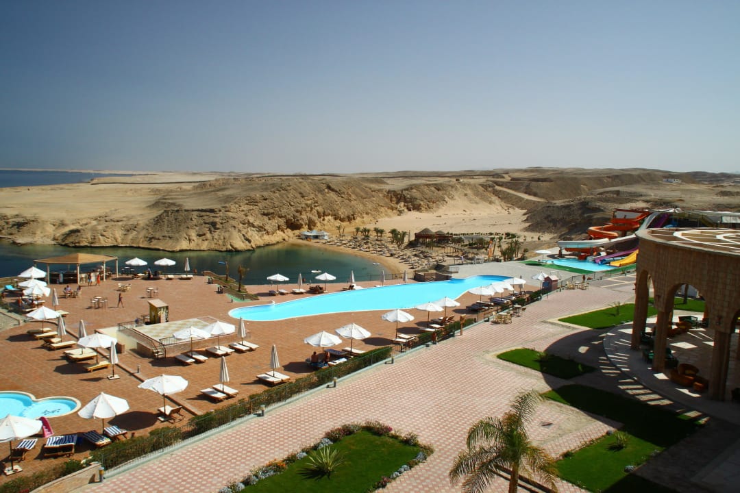 Blick über die Poolanlage auf die Bucht Siva Golden Bay Makadi
