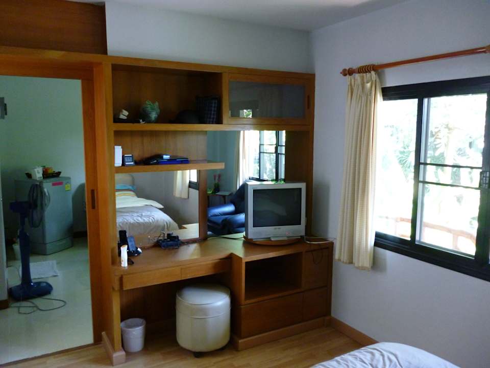 Genügend stauraum im Schlafraum. Chayada Garden House and Resort Hotel