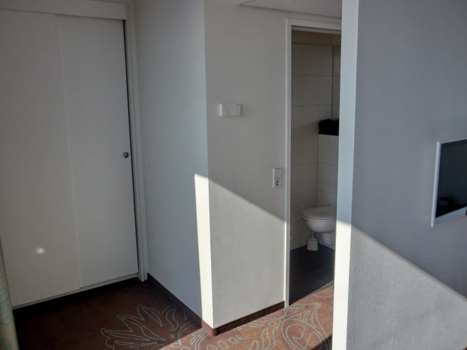 Eingangszone mit Schrankwand, Bad Motel One Salzburg-Mirabell