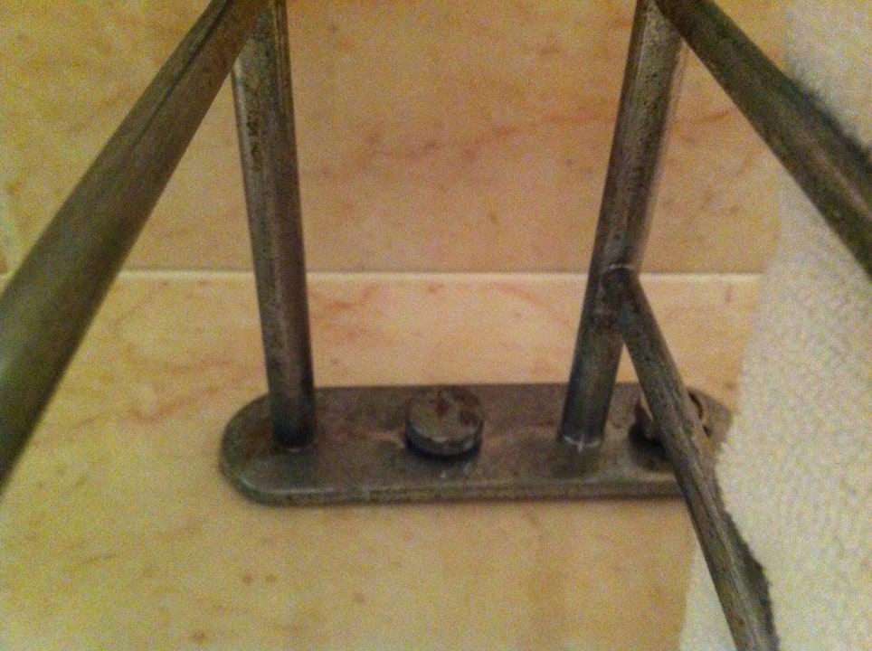 Verrosteter Badetuchalter in der Dusche Zafiro Palmanova