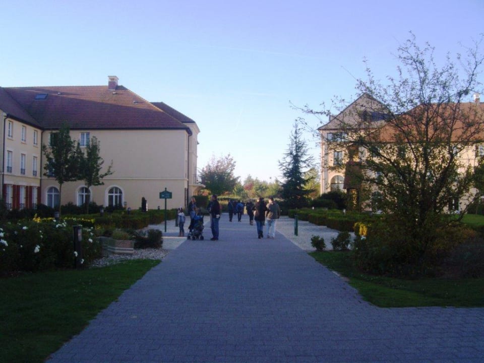 Innenhof vom Hotel Campanile Val de France