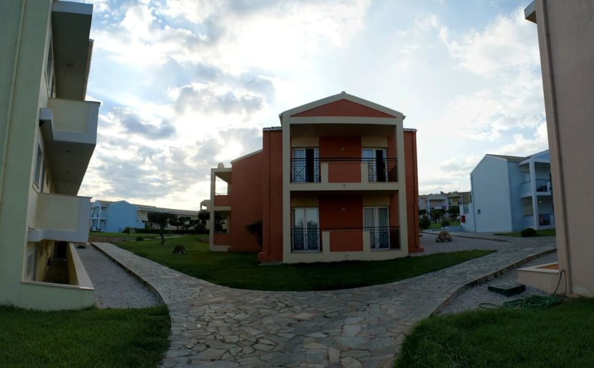 Jedna z kilkunastu uliczek kompleksu Hotel Mareblue Beach