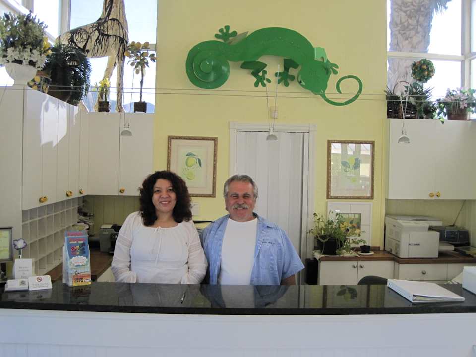 Das freundliche Empfangspersonal Hotel Lemon Tree Inn