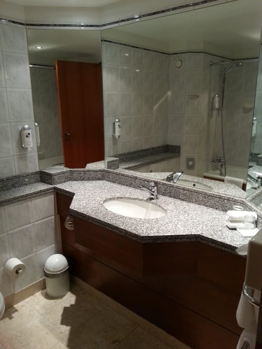 Viel Ablage am Waschbecken H4 Hotel Hannover Messe